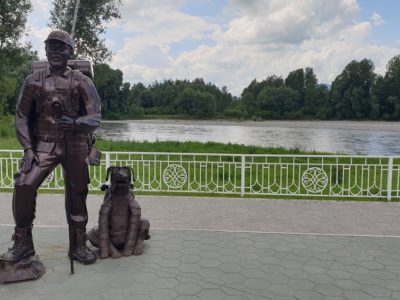 памятник турист с собакой