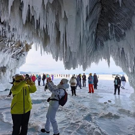 Тур на Байкал зимой - ледяные скалы