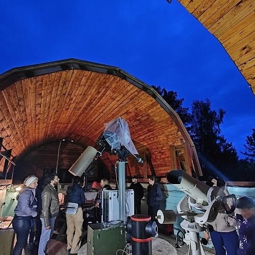 Поход с палатками В поисках звезд - телескопы